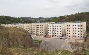 Pessoas sendo atendidas para inscrição em programa de habitação