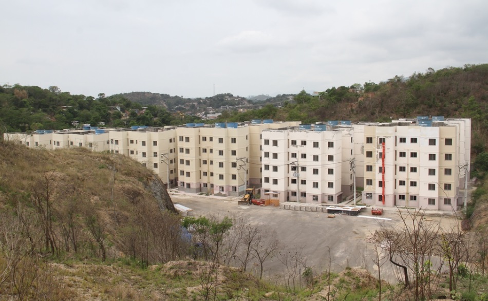 Pessoas sendo atendidas para inscrição em programa de habitação