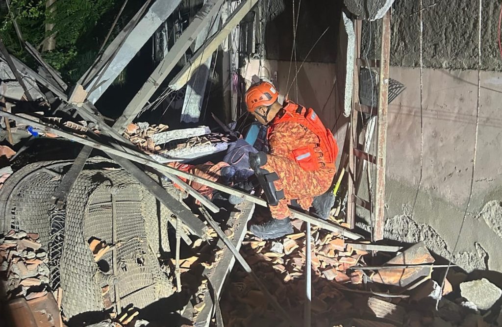 Bombeiros resgatam tartaruga durante desabamento em São Gonçalo