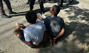 Dois homens são presos com arma e drogas em Niterói