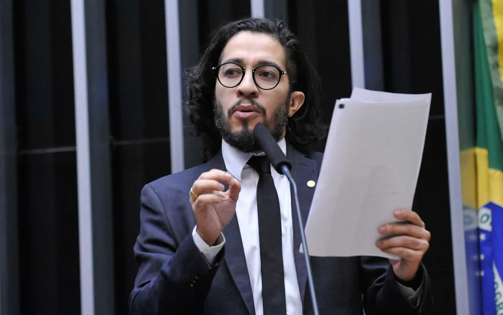 Jean Wyllys anuncia retorno à vida política e se lança a deputado federal 25 Jean Wyllys como deputado federal pelo PSOL.