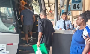 Pessoas em situação de rua fazendo recambio em Niterói