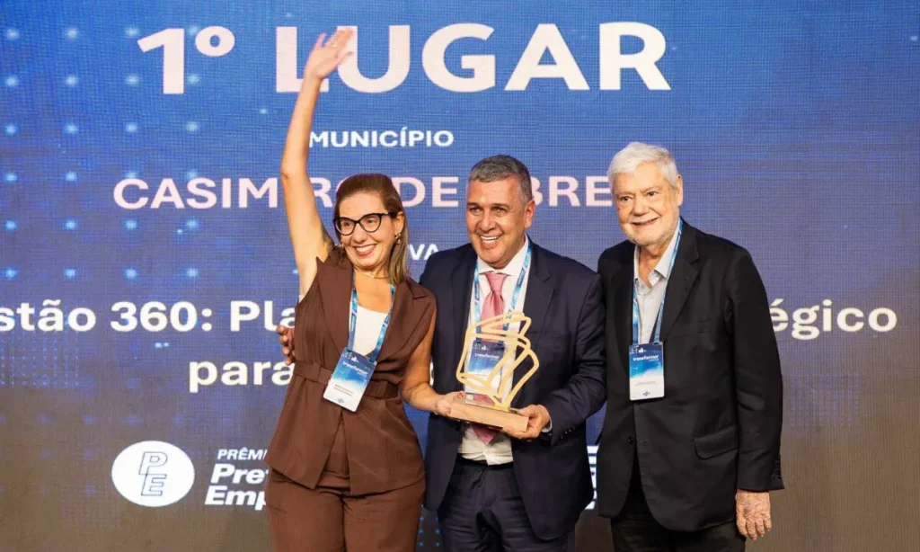 Casimiro de Abreu: Na imagem o prefeito recebeu prêmio com secretários
