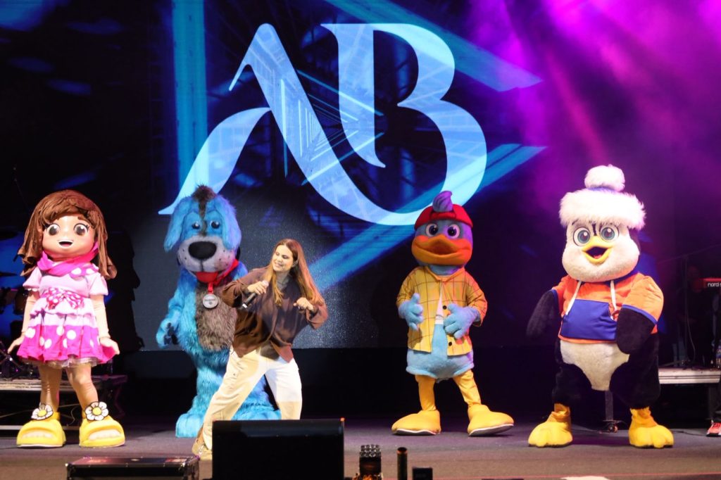 Noite em Niterói reúne fiéis com shows de música gospel 25 show aline barros