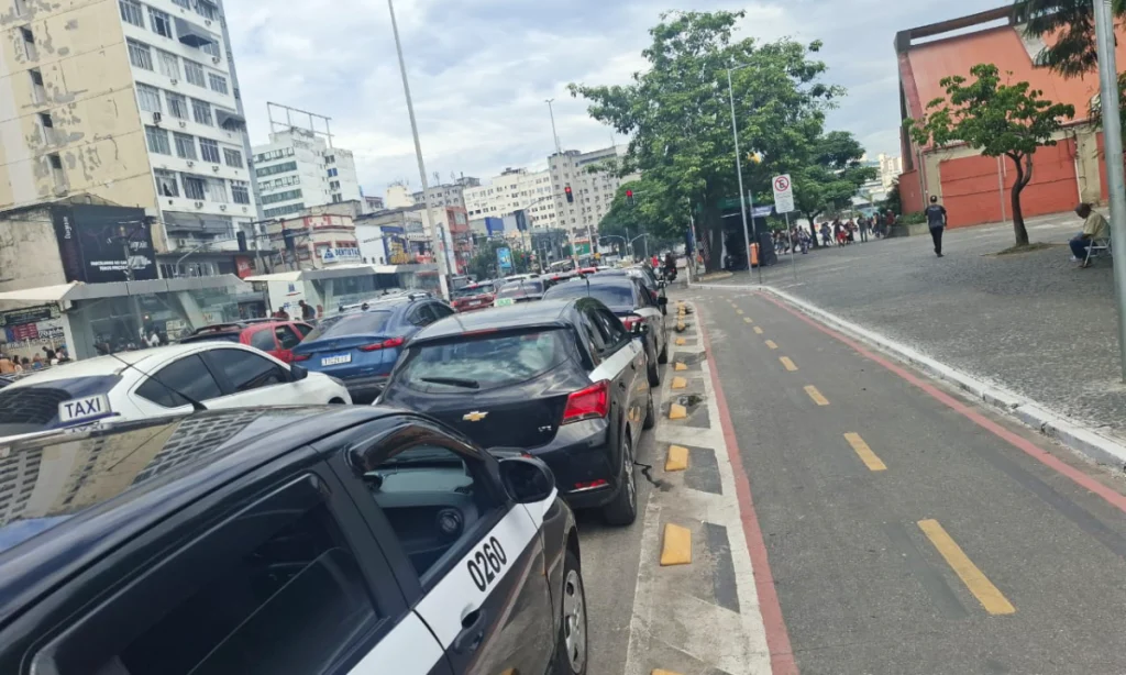 táxis enfileirados na rua, no centro de Niterói