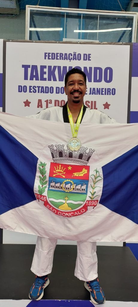 Atleta de São Gonçalo conquista ouro em Campeonato Estadual de Taekwondo 25 Lutador Gonçalense, Sherman Sant'Ana, de 37 anos.