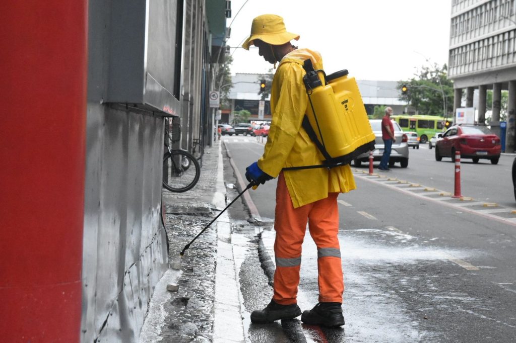 Funcionário da Companhia de Limpeza Urbana de Niterói (Clin.