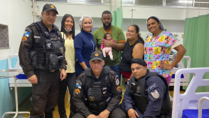 Bebê de dois meses é salva por PMs após engasgo em São Gonçalo