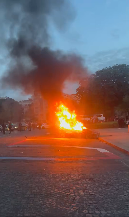 Festa do título do PSG acabou com carro incendiado na França.