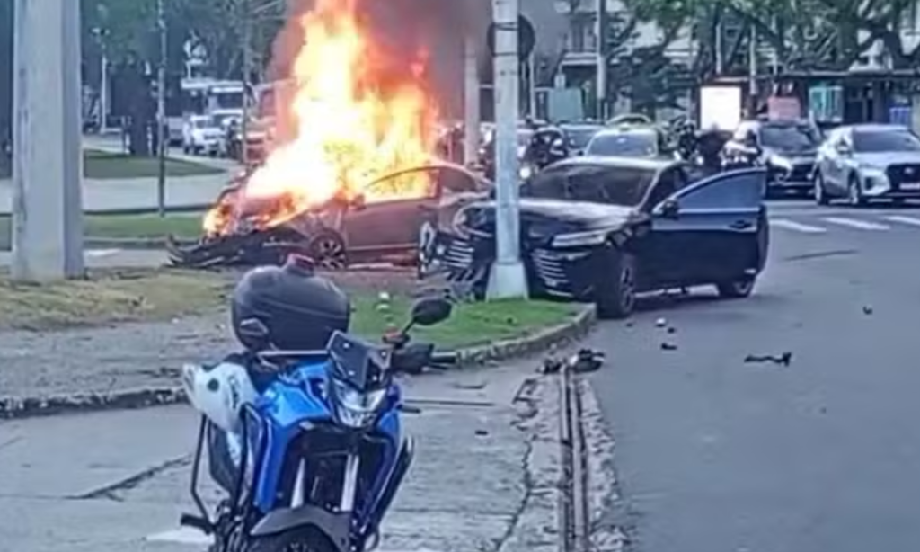 Carro pega fogo após acidente no Rio