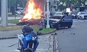 Carro pega fogo após acidente no Rio