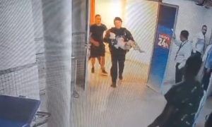 Criança de 4 anos é socorrida por PMs após se engasgar no interior do Rio