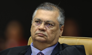 Flávio Dino pede vista e julgamento sobre royalties do petróleo é suspenso