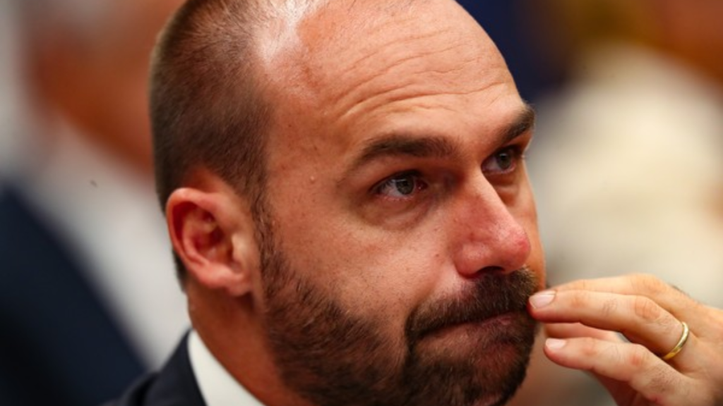 Eduardo Bolsonaro foi produtor-executivo do filme sobre o pai