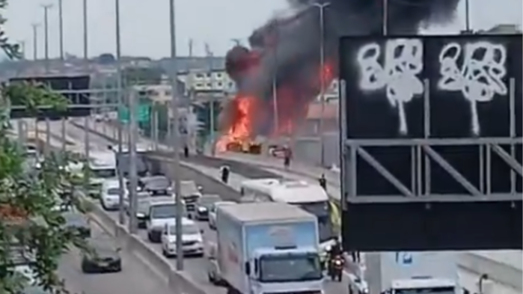 Caminhão pega fogo e interdita faixas da Avenida Brasil