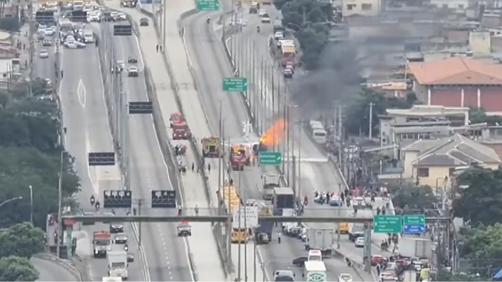 Caminhão pega fogo e interdita faixas da Avenida Brasil