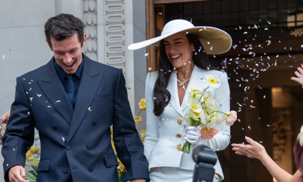 Dua Lipa se casa com Callum Turner na Inglaterra