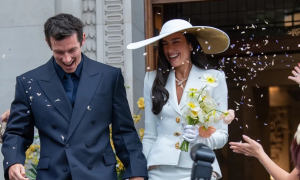 Dua Lipa se casa com Callum Turner na Inglaterra