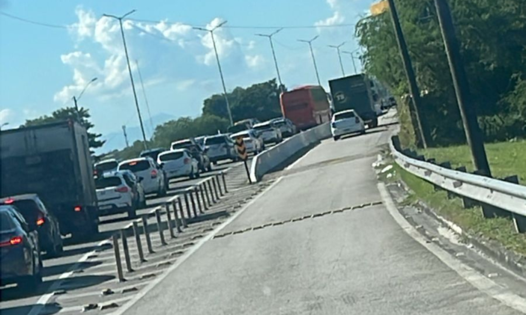 Acidente com caminhão para o trânsito em São Gonçalo