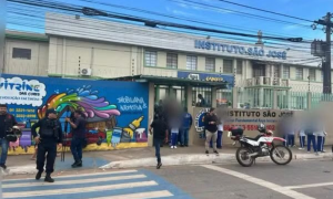 Adolescente invade escola e mata funcionárias a tiros no Acre