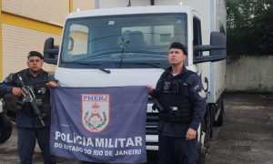 Viaturas do Batalhão de Policiamento em Vias Expressas (BPVE) na Avenida Brasil, em local de atendimento a ocorrência.
