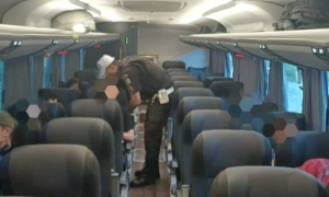 Abordagem de ônibus da Viação 1001 em posto de fiscalização da RJ-116, em Nova Friburgo, com material apreendido em destaque.