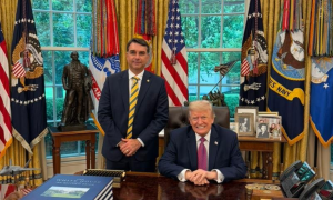 Flávio Bolsonaro e Trump se reúnem na Casa Branca