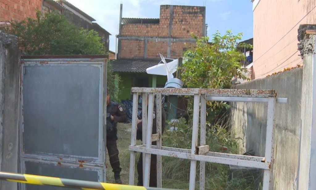 Avião de pequeno porte cai sobre residencia na Baixada Fluminense
