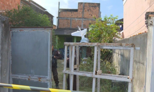 Avião de pequeno porte cai sobre residencia na Baixada Fluminense