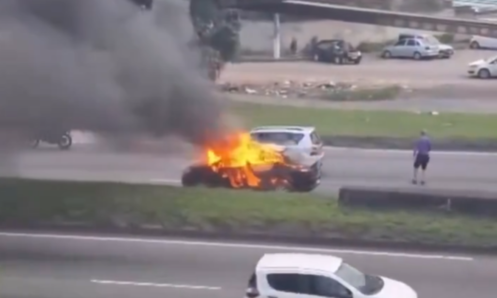 Carro pegando fogo assusta motoristas na Avenida Brasil