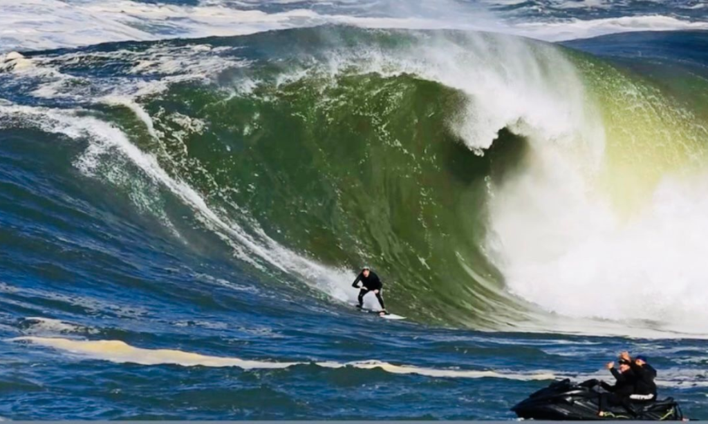 Gigantes do mar agitam Itacoatiara e elevam nível do surfe em Niterói