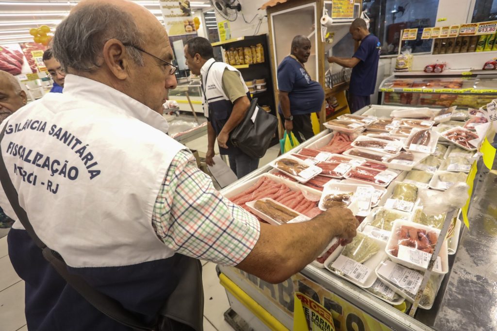 Viligância Sanitária interdita peixaria em Niterói