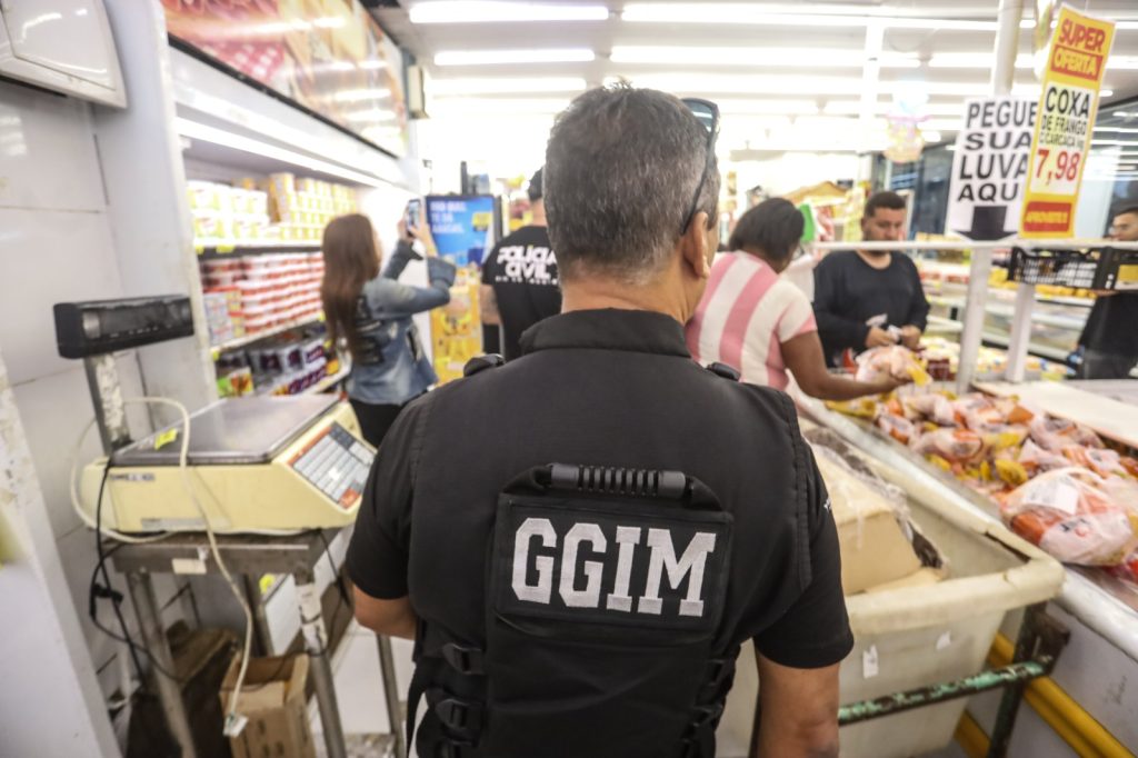 Viligância Sanitária interdita peixaria em Niterói