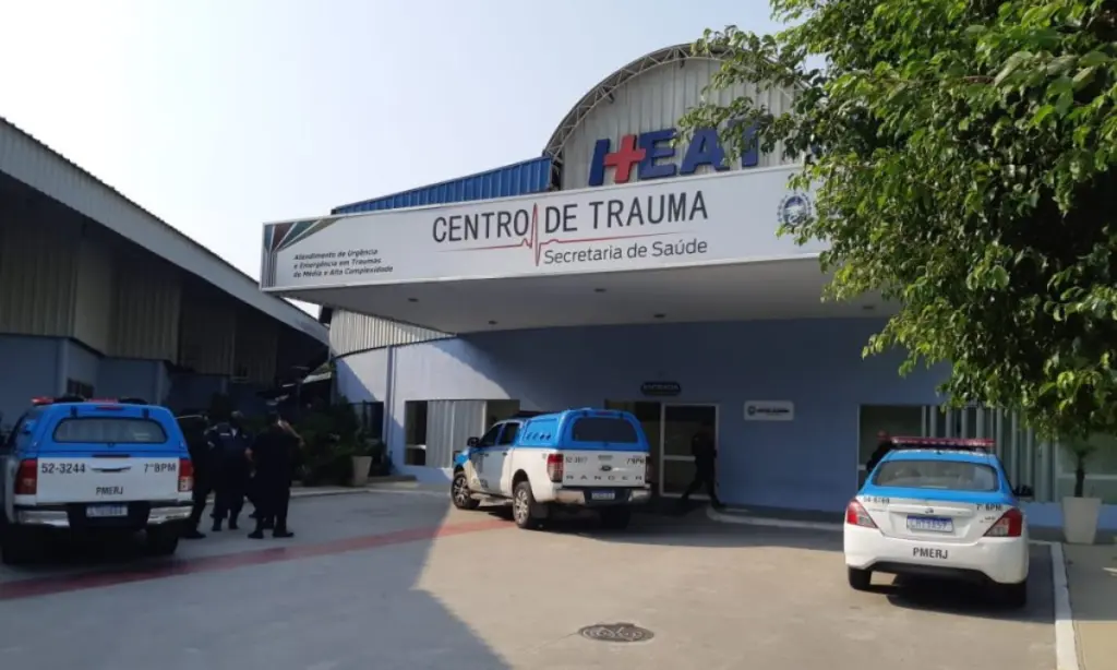 Segundo a Polícia Militar, o segundo-sargento foi encontrado com escoriações e levado ao Hospital Alberto Torres; quatro suspeitos foram detidos durante a operação.