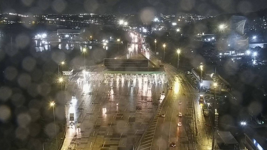 Carros alegóricos provocam interdições na Ponte Rio-Niterói durante a madrugada