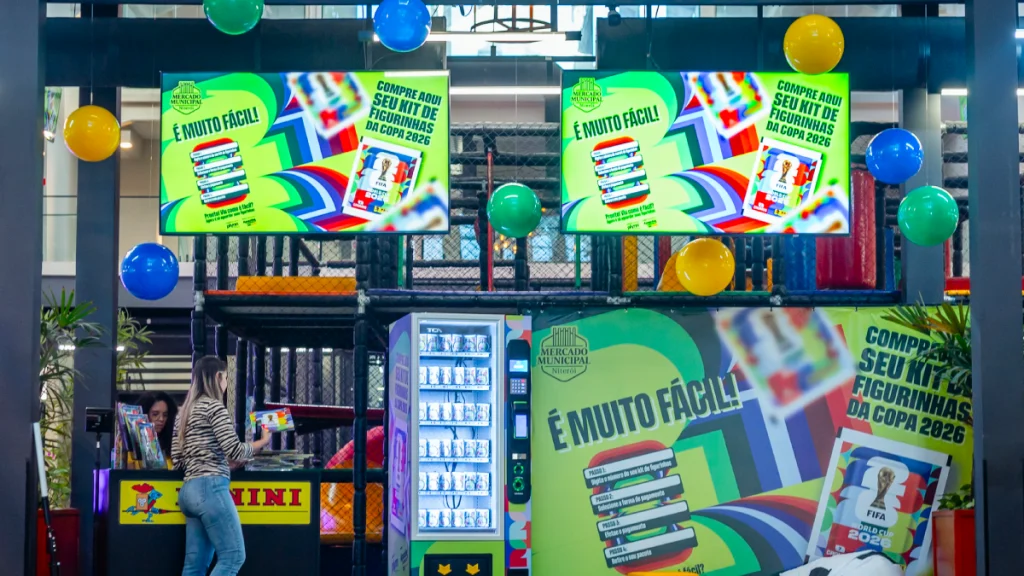 Troca de Figurinhas da Copa no Mercado Niteroi Pericles Cutrim Enfoco