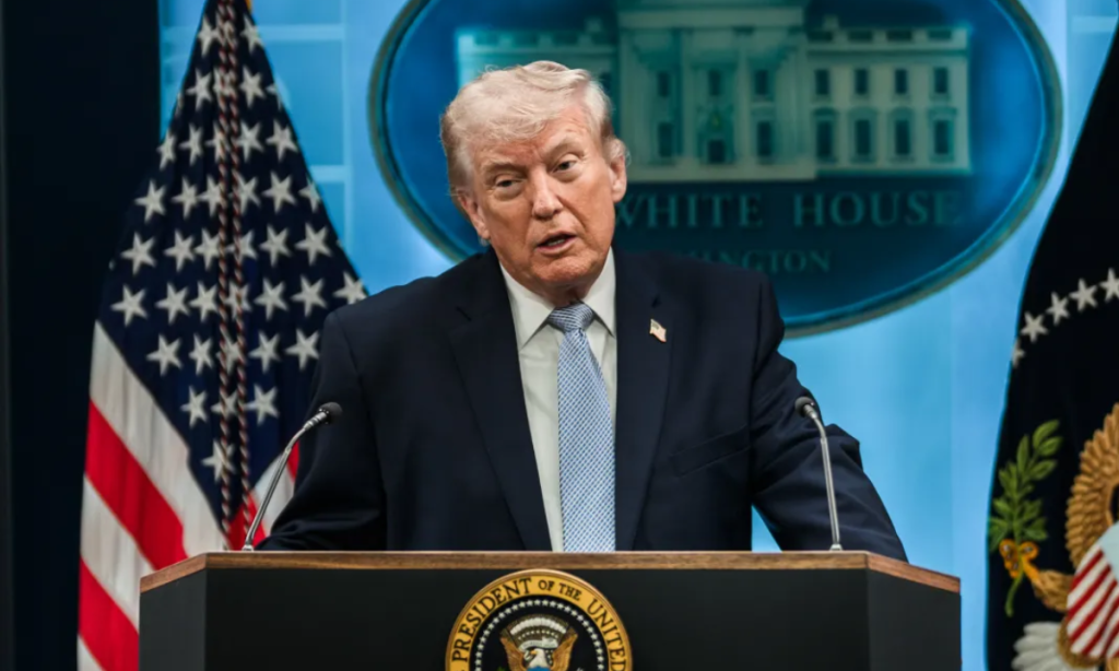 Trump chama governo iraniano de 'lunáticos' e ameaça resposta 'mais violenta'