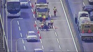 Trânsito de veículos na Ponte Rio-Niterói durante a tarde, com foco na pista e sinalização, em dia de lentidão causada por acidente.