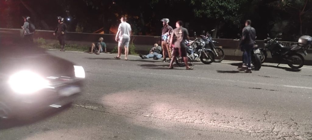 Noite de graves acidentes e morte em São Gonçalo e Niterói 25 Acidente na RJ-104, em Niterói.