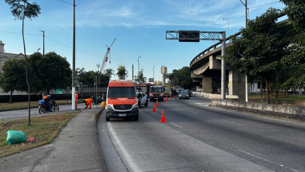 Acidente entre trator e ônibus em Niterói deixa 13 feridos