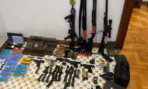 Falso policial judicial é preso no Rio com fuzil e pistolas escondidos em armário