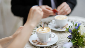 Cafeína: café servido em xícaras na mesa