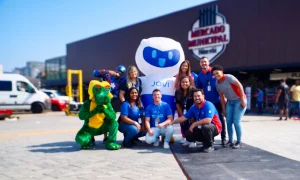 Equipe da loja itinerante das Casas Bahia reunida em frente ao Mercado Municipal de Niterói