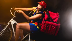 Festival de circo chega a Niterói. Na imagem, atriz em bicicleta em momento de humor