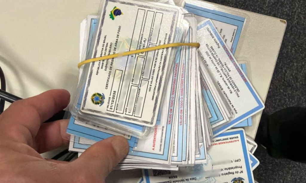 Falso policial judicial é preso no Rio com fuzil e pistolas escondidos em casa 25 doc falso