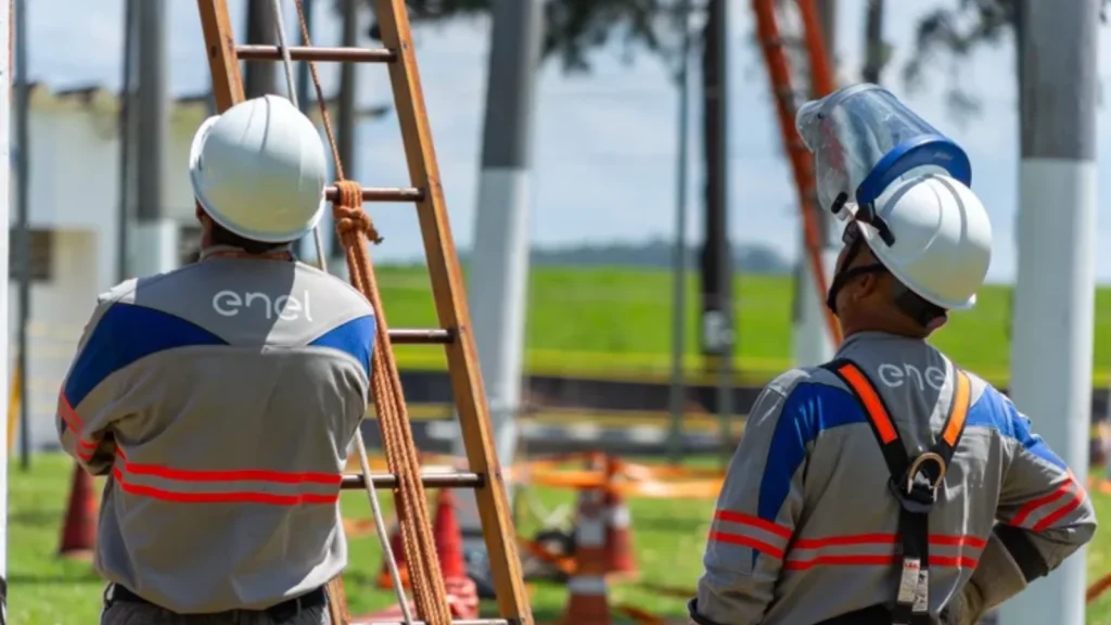 Funcionários da concessionária de eneergia elétrica Enel