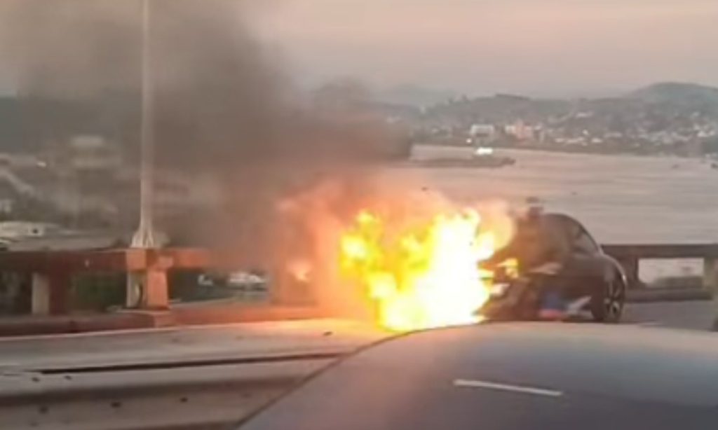 Carro pega fogo na Ponte Rio-Niterói e complica trânsito no sentido Rio