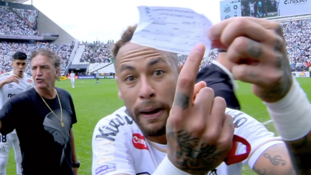 Erro da arbitragem tira Neymar de campo e gera confusão em Santos x Coritiba
