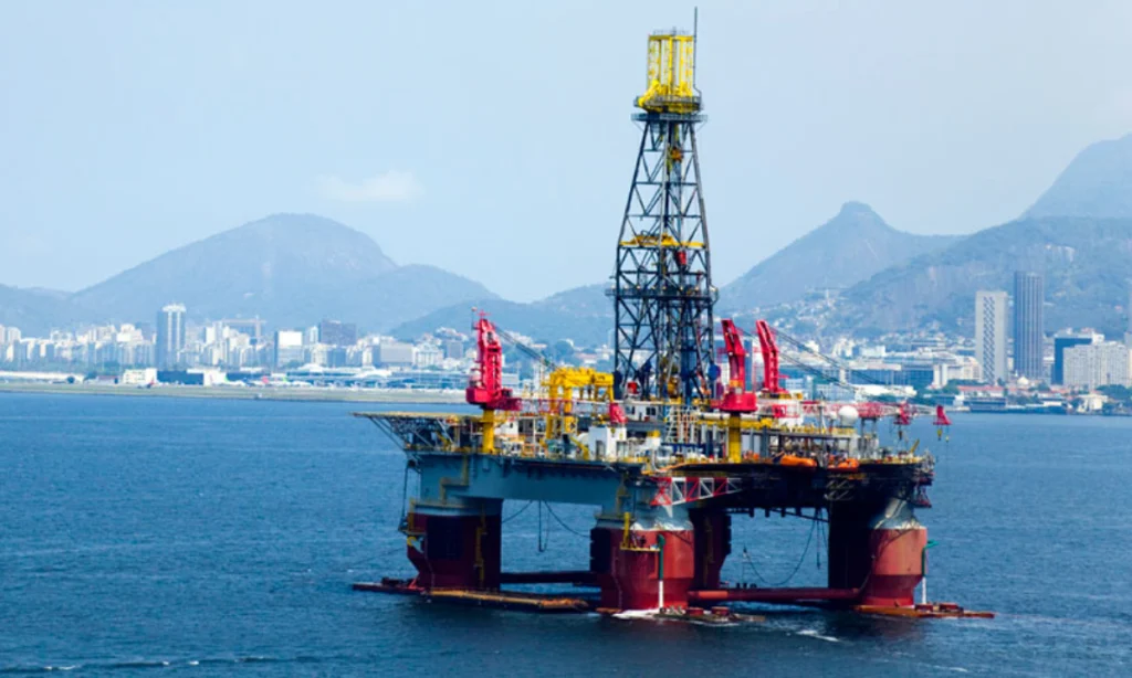 Pataforma de petróleo na Baía de Guabara ilustra os roylties destinados aos municípios fluminenses