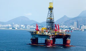 Pataforma de petróleo na Baía de Guabara ilustra os roylties destinados aos municípios fluminenses